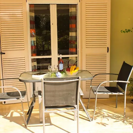 Apartment Geraeumige Mit Zwei Schlafzimmern In Der Naehe Des Sandstrandes Peritheia